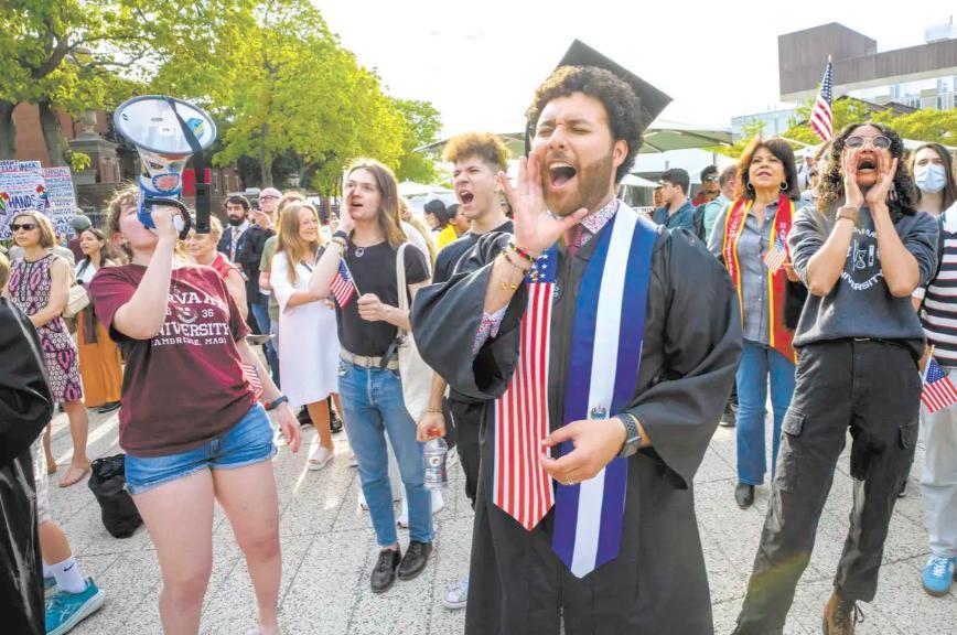 家人们，谁懂啊！美国毕业生就业已经惨到离谱，2026年比2025年还烂，直接跌进