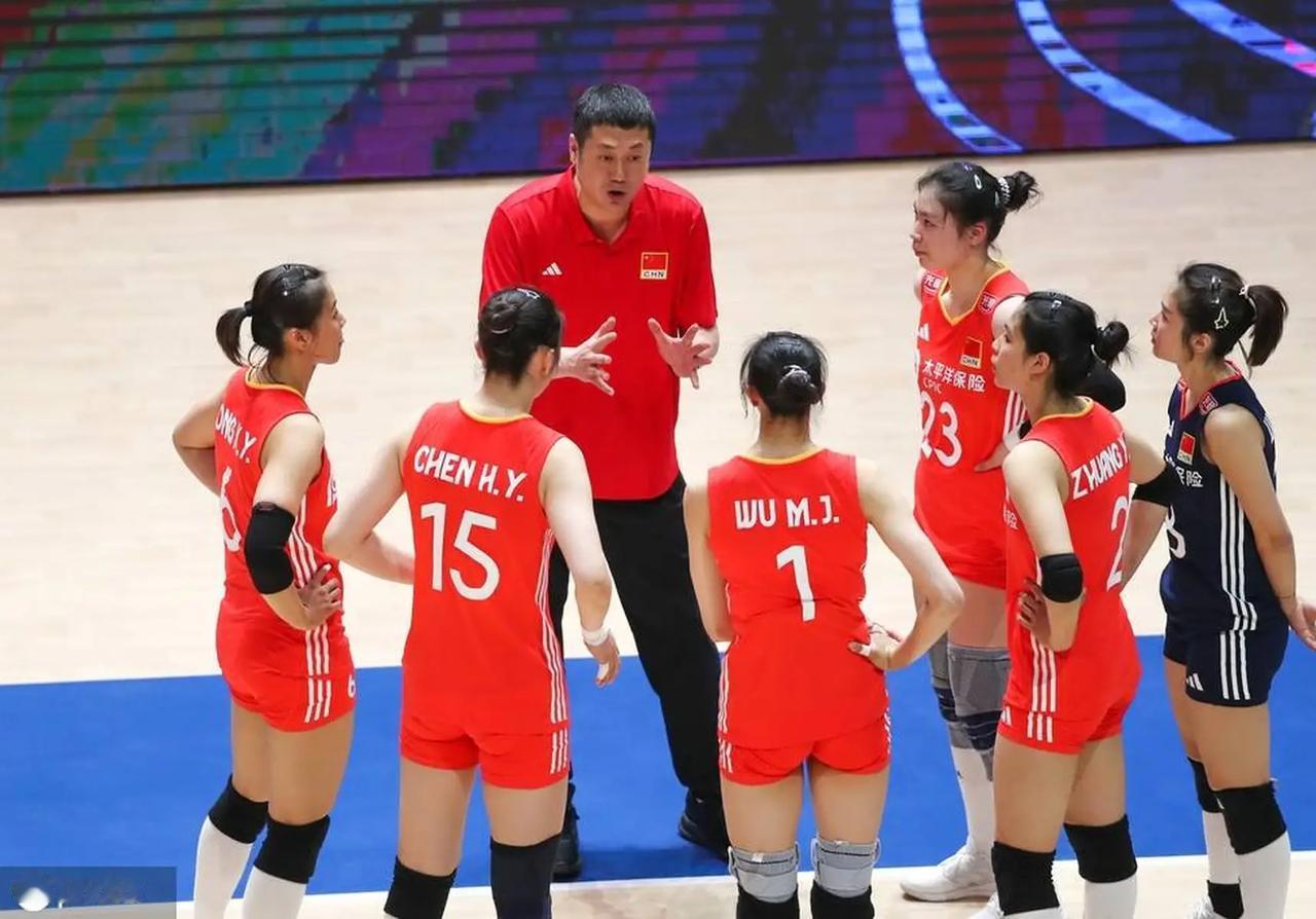 我觉得，国内各支女排俱乐部球队都应该制定出切实可行的长远发展规划，首要的是树立一