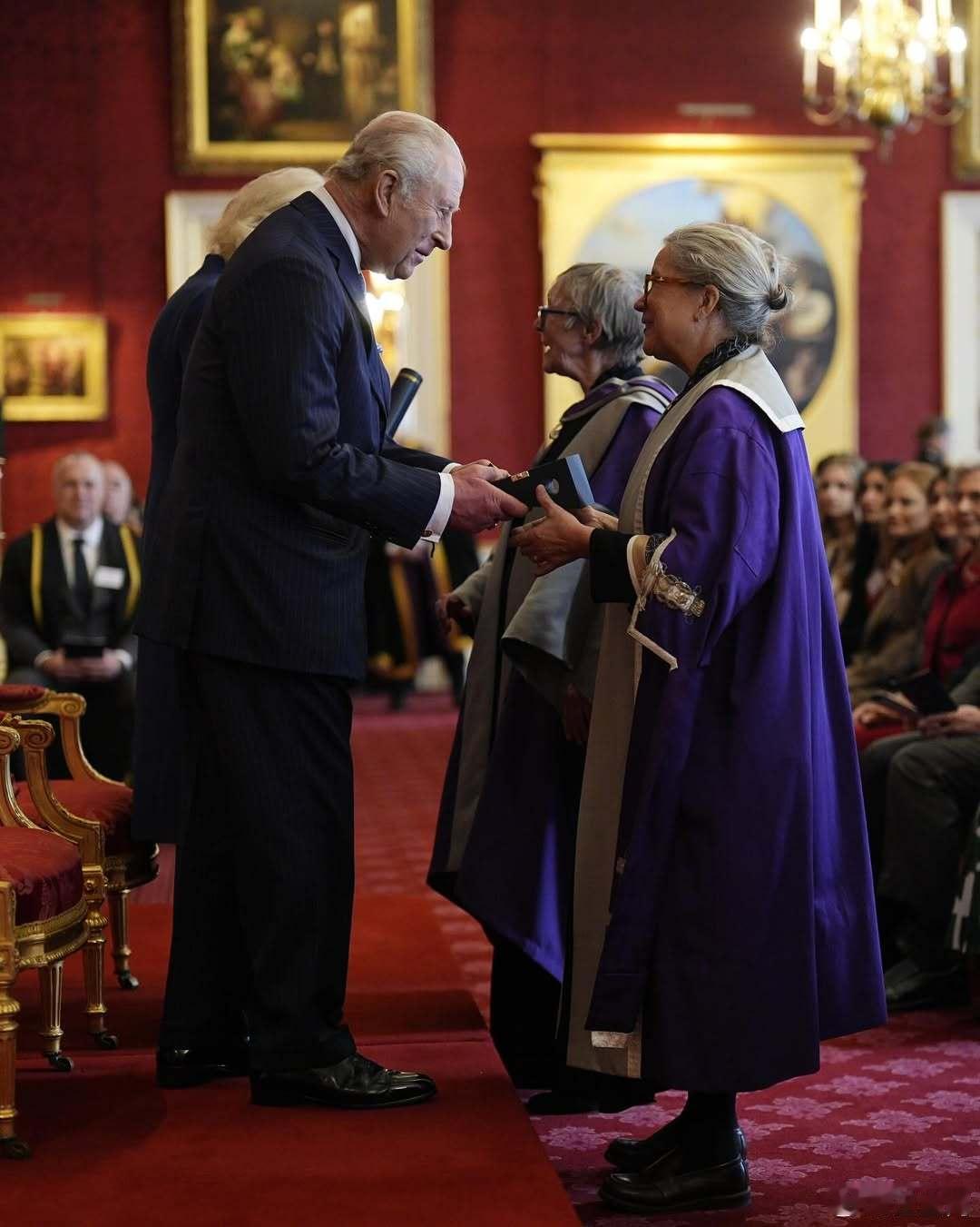 英国王室🇬🇧2月24日，查尔斯国王在圣詹姆士宫颁发伊丽莎白女王高等和继续教