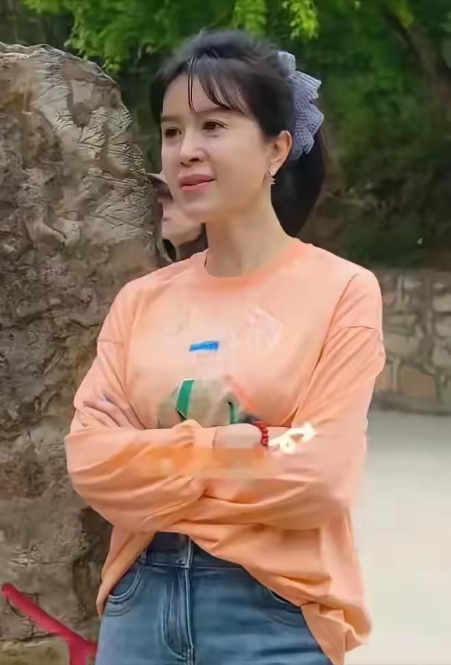 金巧巧这个名门贵妇也没能逃过大妈心病。50岁的脸，10岁的马尾辫，30岁的身材，