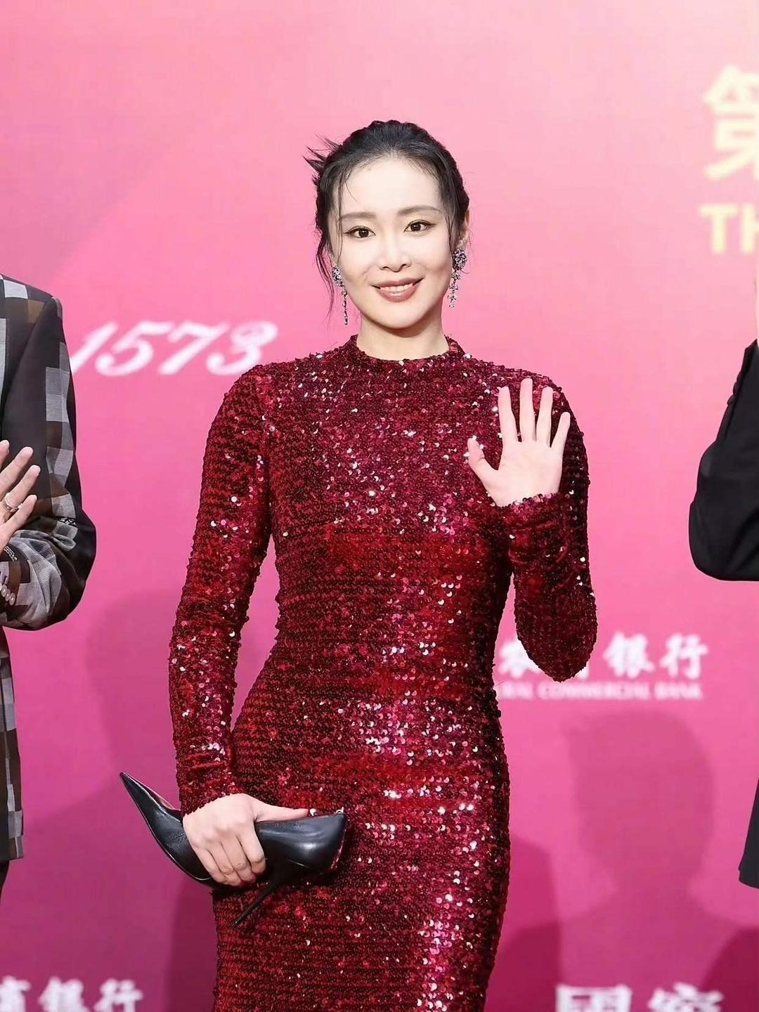 还以为高叶随手拿了只高跟鞋就走红毯了，设计师能不能设计些正常点的东西