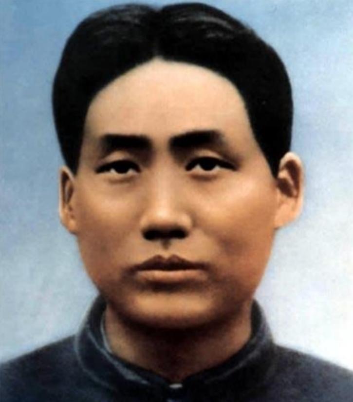 1927年，毛泽东被捕后，在押去处死路上，突然对一名团丁说：“老哥，我腿疼，伤筋