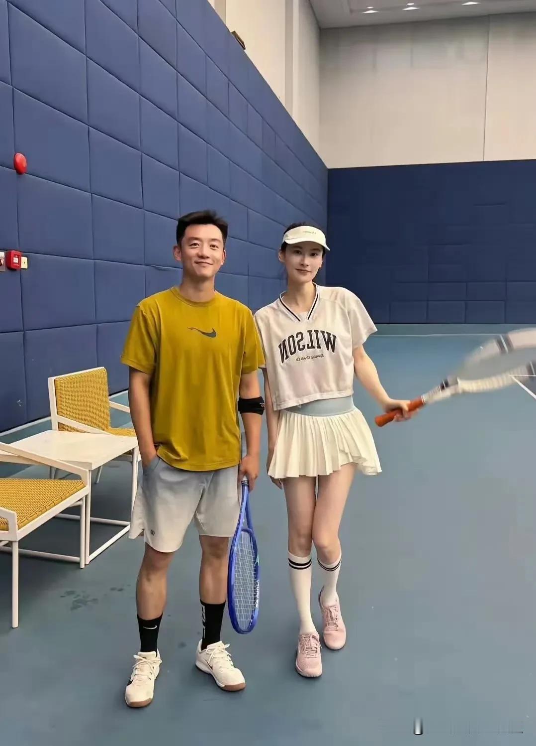 郑恺原来这么矮啊！这五五分的身材，目测也就170cm左右。这个女生为了照