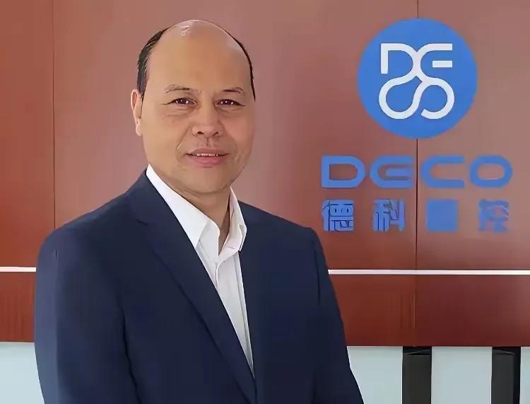 别急着骂王豪！我敢说，他可能是全网最冤的“色狼”！大家想想，一个身家几亿、公