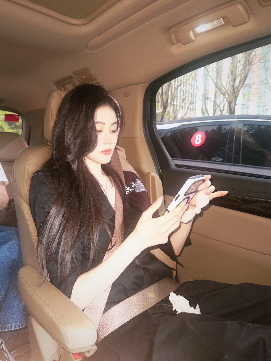 永远可以相信张天爱的美貌✨沈阳路演生图美到发光，随手拍都是时尚大片，状态绝佳！5
