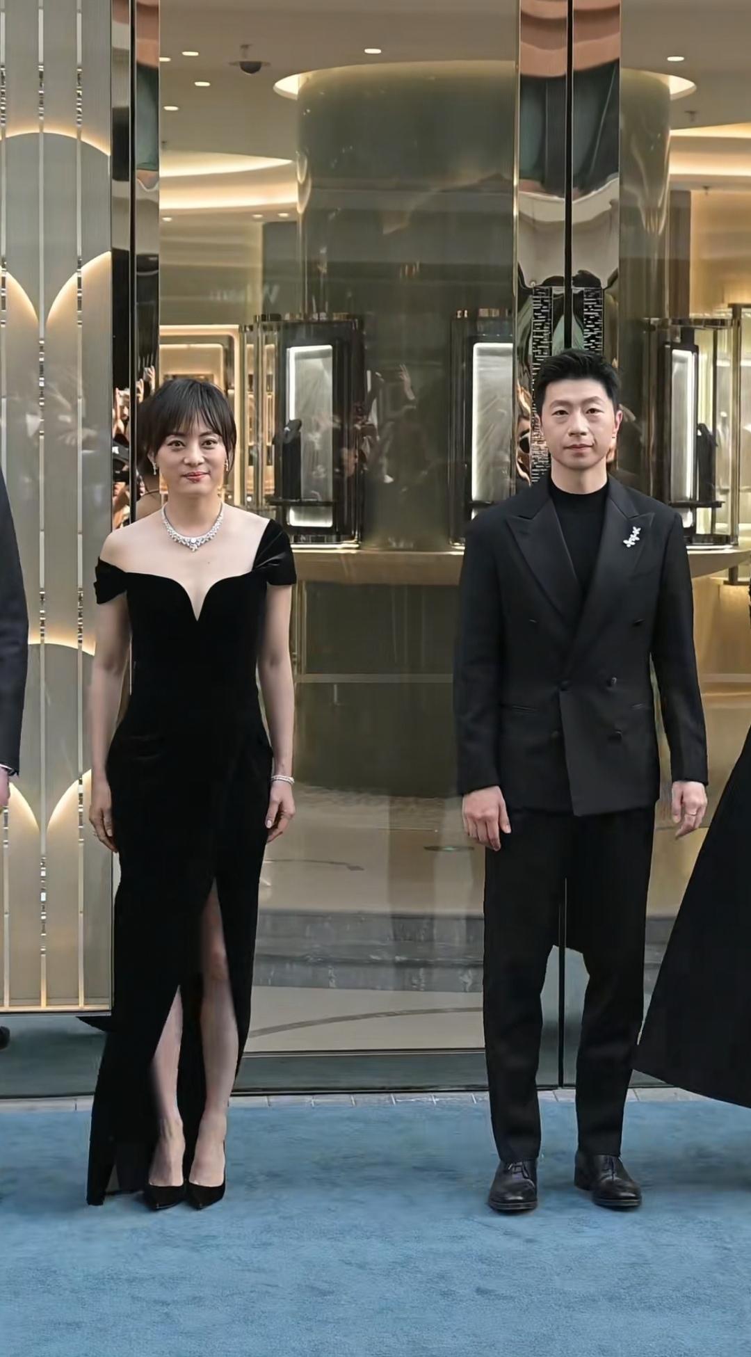 11月28日，娱乐界明星孙俪和体育界明星马龙共同出席时尚活动，黑色时装彰显了气场