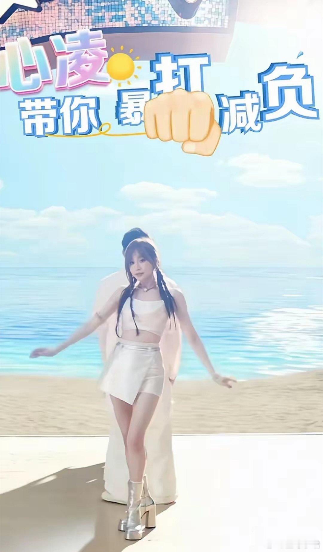 42岁王心凌跳舞穿搭：露脐吊带+短裤+银色靴子，减龄高级又有活力​​​