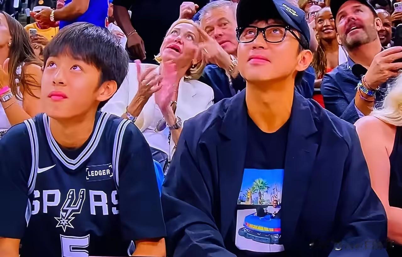 从邓超带儿子看NBA总决赛这个画面，我发现了一个有意思的现象。全网都在盯着