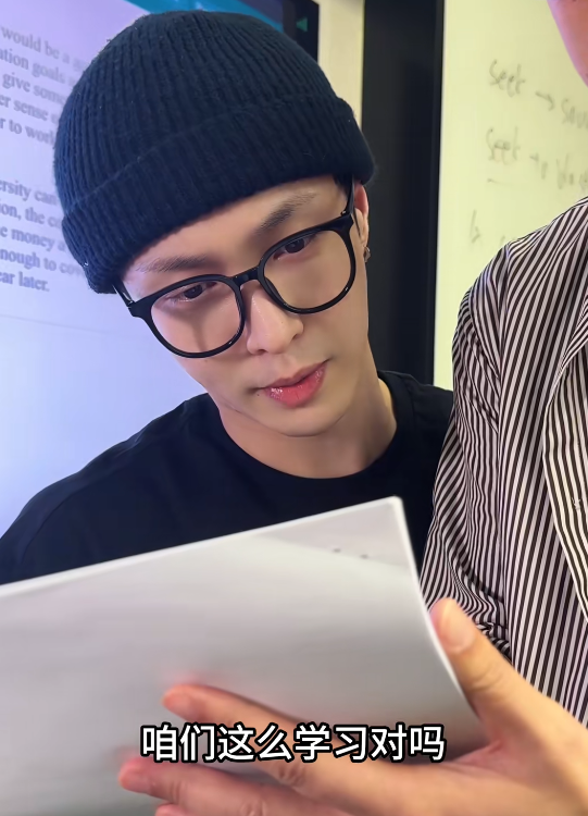 张艺兴，以一种抽象的方式，宣布自己“雨过天晴”！张艺兴拍摄了一条搞笑视频：只