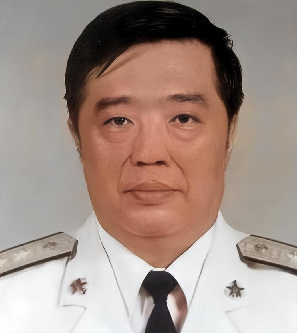 1998年，香港贺龙之子贺鹏飞，看四下没人，闪身冲进一间商人办公室，凑到那人耳边