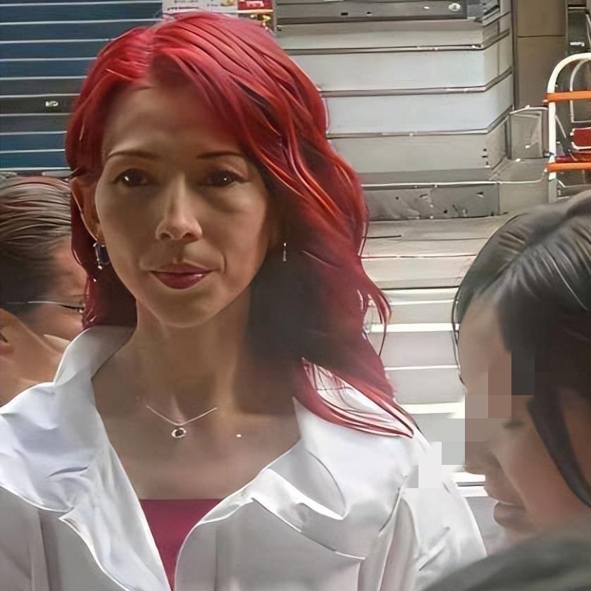 谁能想到《甄嬛传》里气场炸裂的皇后娘娘，52岁会瘦到西装空荡荡挂在身上？近段有网