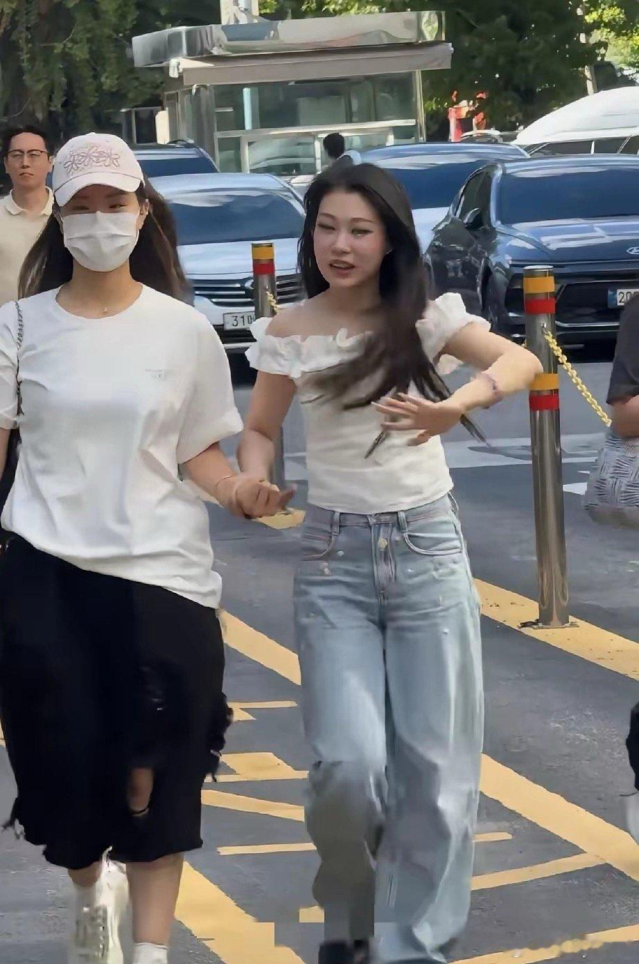 9月4日，沈佳润在韩国广播公司（KBS）上班，她在韩国的妆容很好看，走路需要人搀