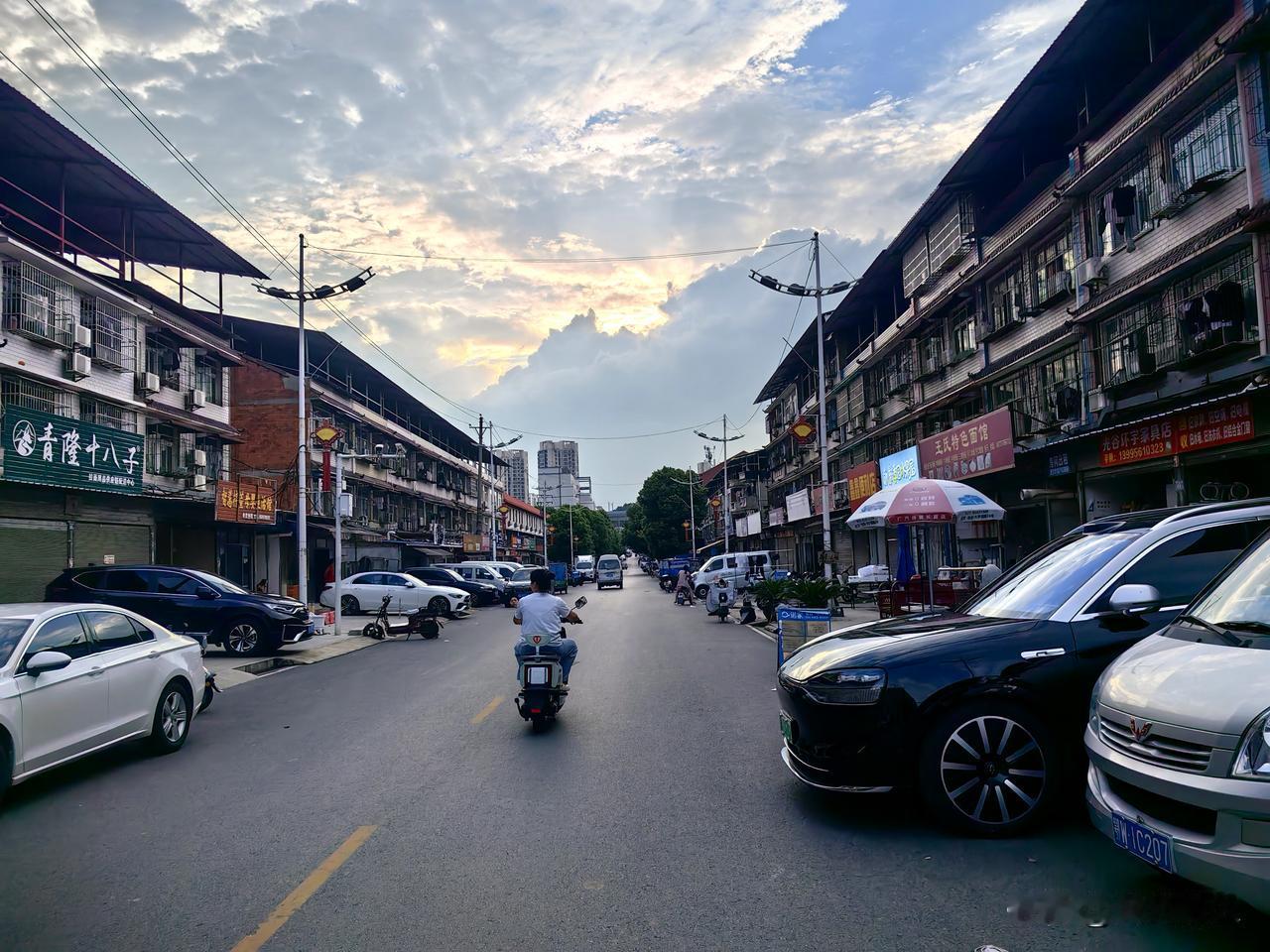 李婶下葬那天，她八十三岁的弟弟从千里之外的小镇赶来送终，在晚辈的搀扶下执意要送姐