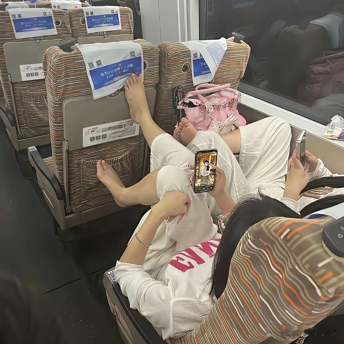 公共场合最显人品！高铁不是私人卧室，把光脚直接搭在前排座椅靠背，放纵自身随性，