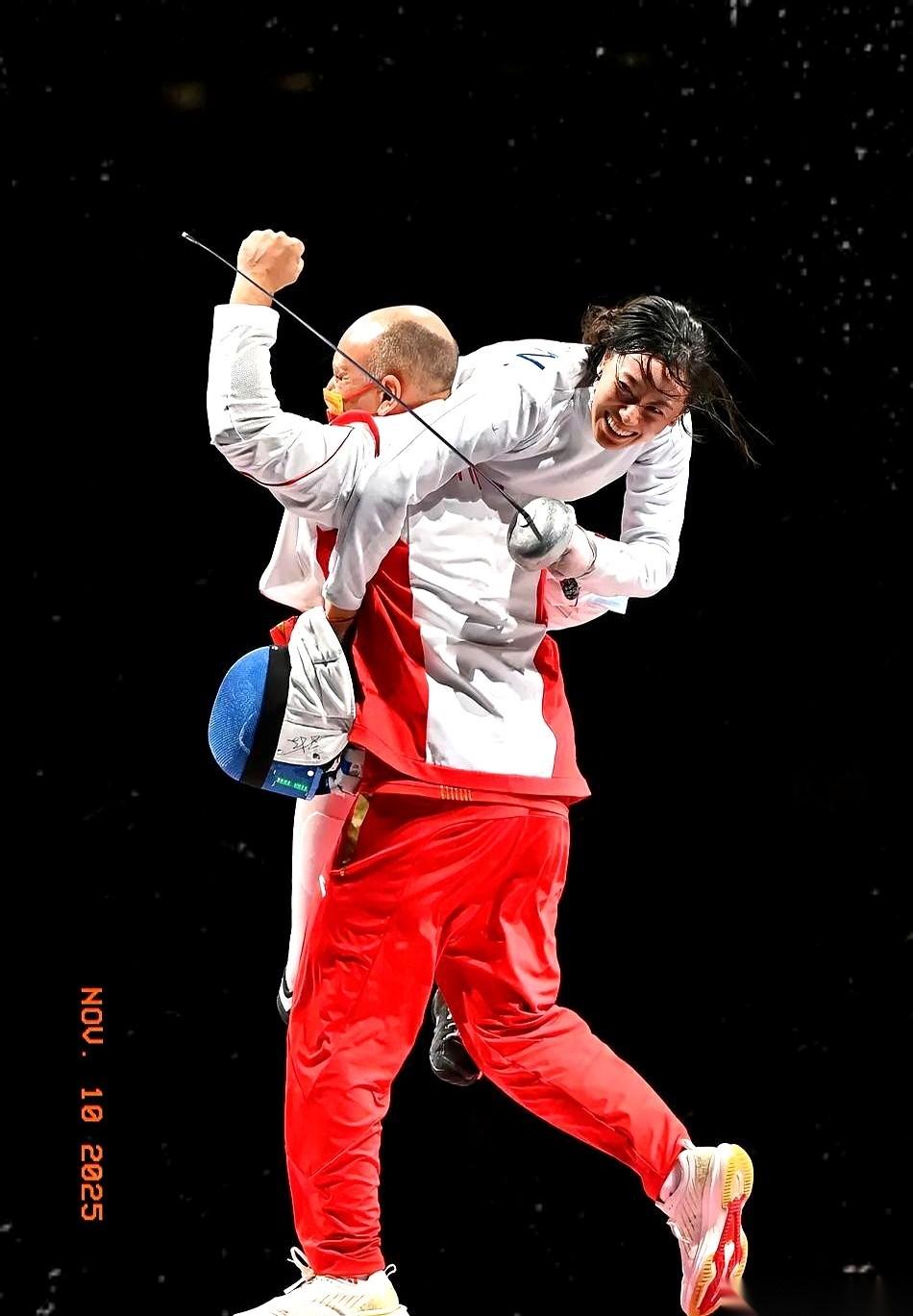 那个法国老头把孙一文扛在肩上的时候，我跟你说，我一个大男人，眼泪差点没绷住。真