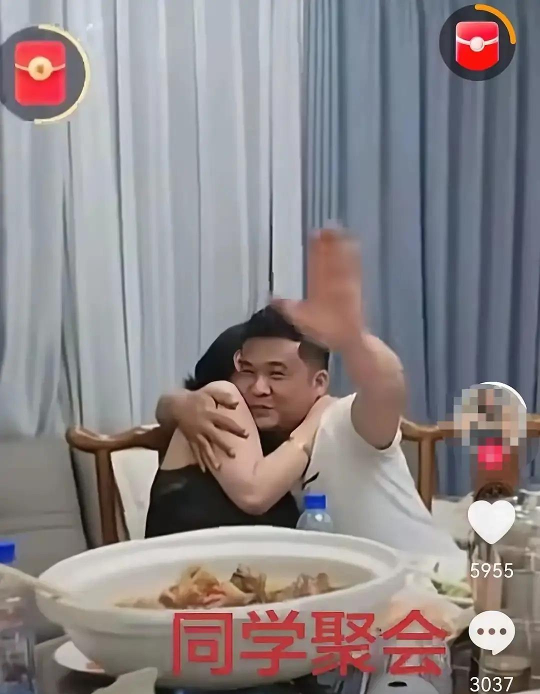 长沙同学聚会上，已婚的她借着酒劲把当年暗恋的男生按在墙上亲，男生愣了两秒居然回亲