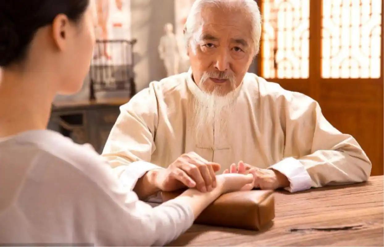 从身边故事说起有位朋友，总觉得自己气血不足。看网上说红枣、桂圆补气血好，就每天