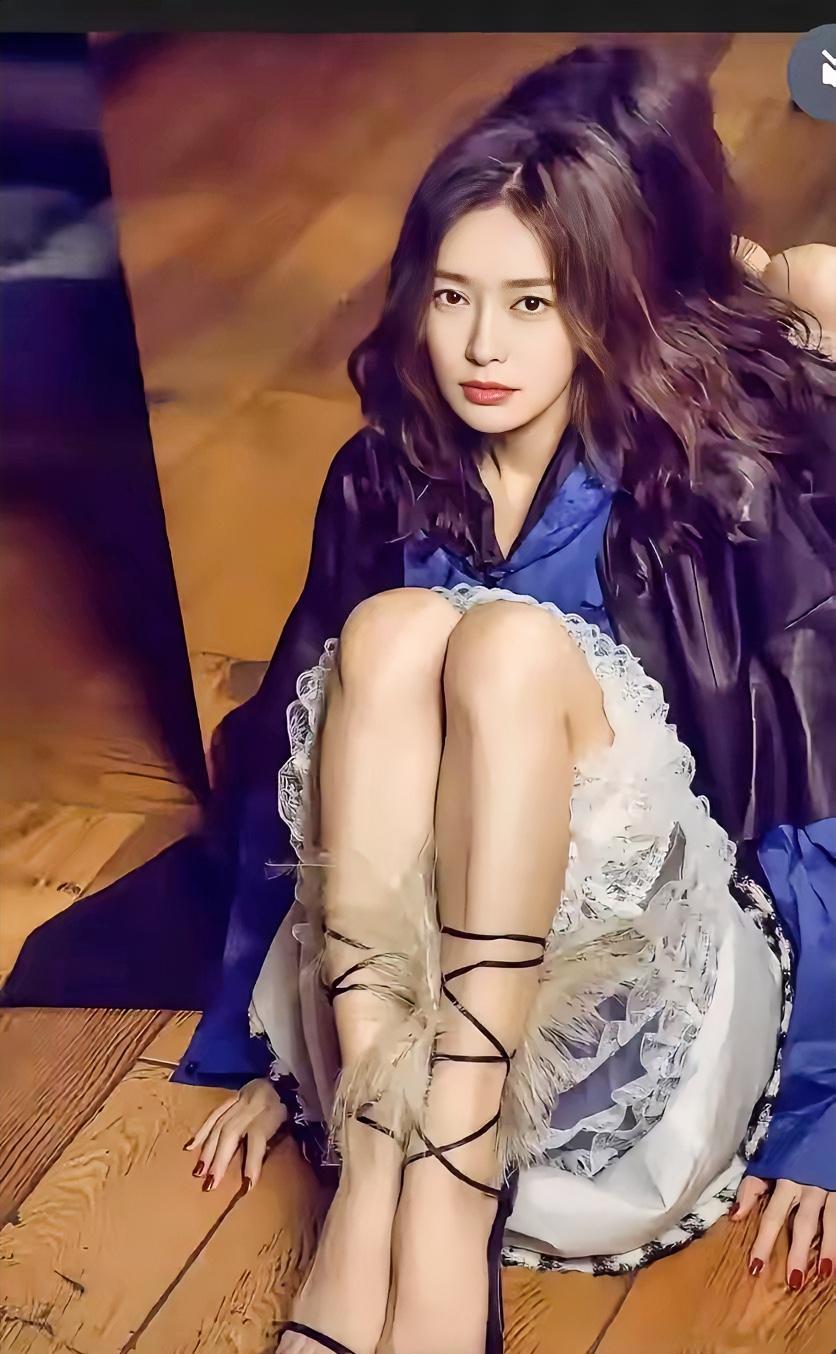 秦岚，手和脚哪个更美呢？好难选