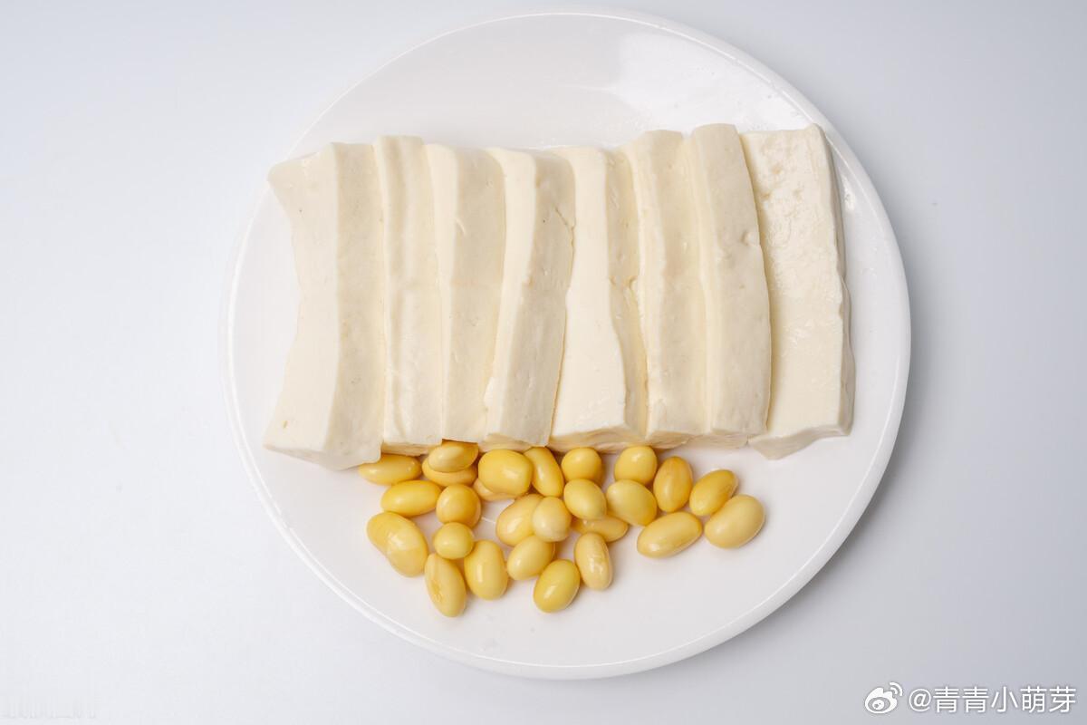 想在家做出正宗麻婆豆腐？其实不难！这道经典川菜起源于四川成都，以麻辣口感与嫩滑豆