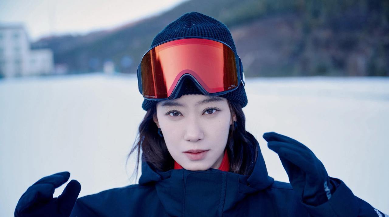 40岁生日，张小斐在雪场随手一拍，评论区却炸了。不是因为她的笑容，而是她脚下的