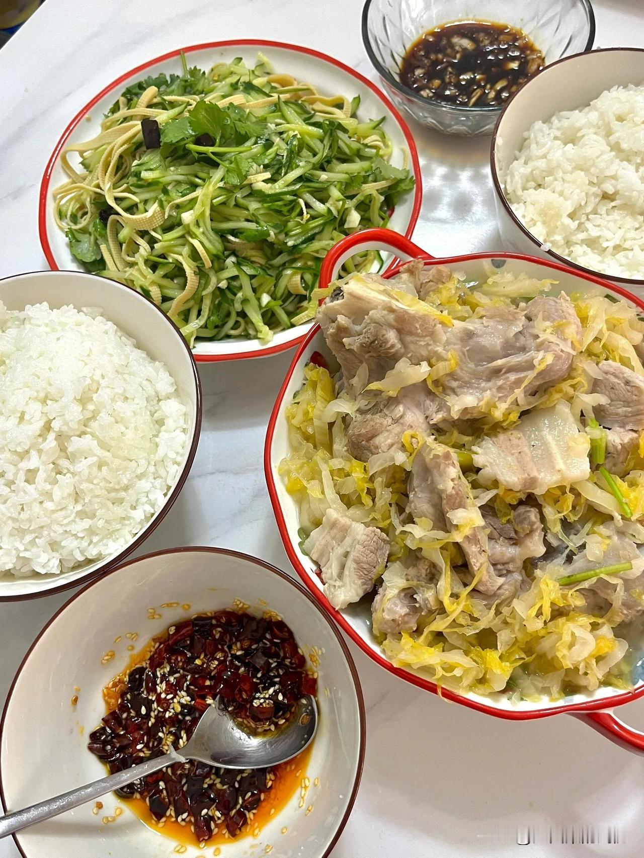 河北人的家常便饭｜酸菜炖大骨头五花肉酸菜炖大骨头放了点五花肉沾蒜酱这一口东北