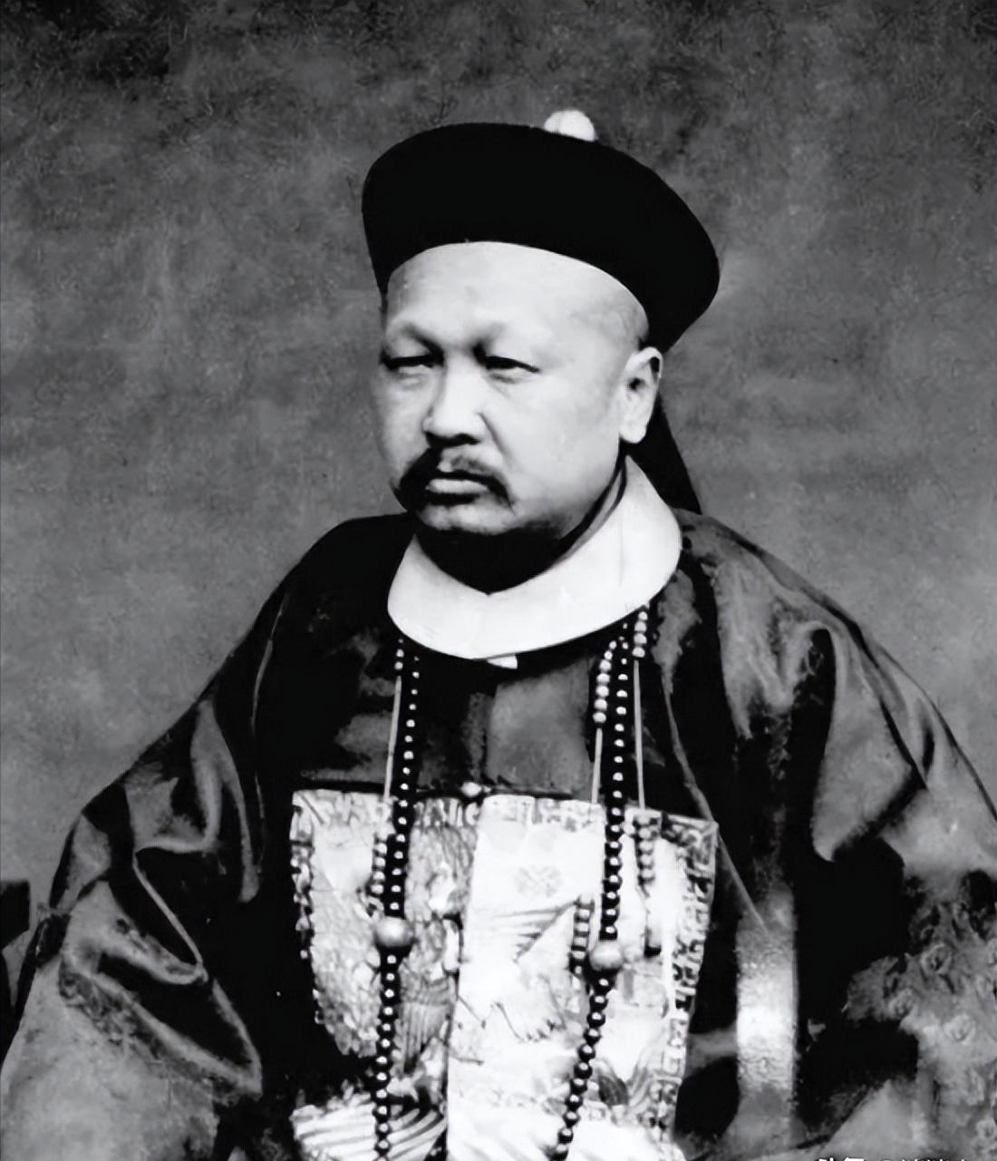 1901年，慈禧为了取悦洋人，命令军机处大臣赵舒翘自杀。上午八点，赵舒翘接连吃了