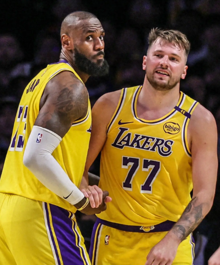 现在湖人最大问题就是东77的篮球理念和湖人球队配置冲突不管这场还是上赛季季后赛