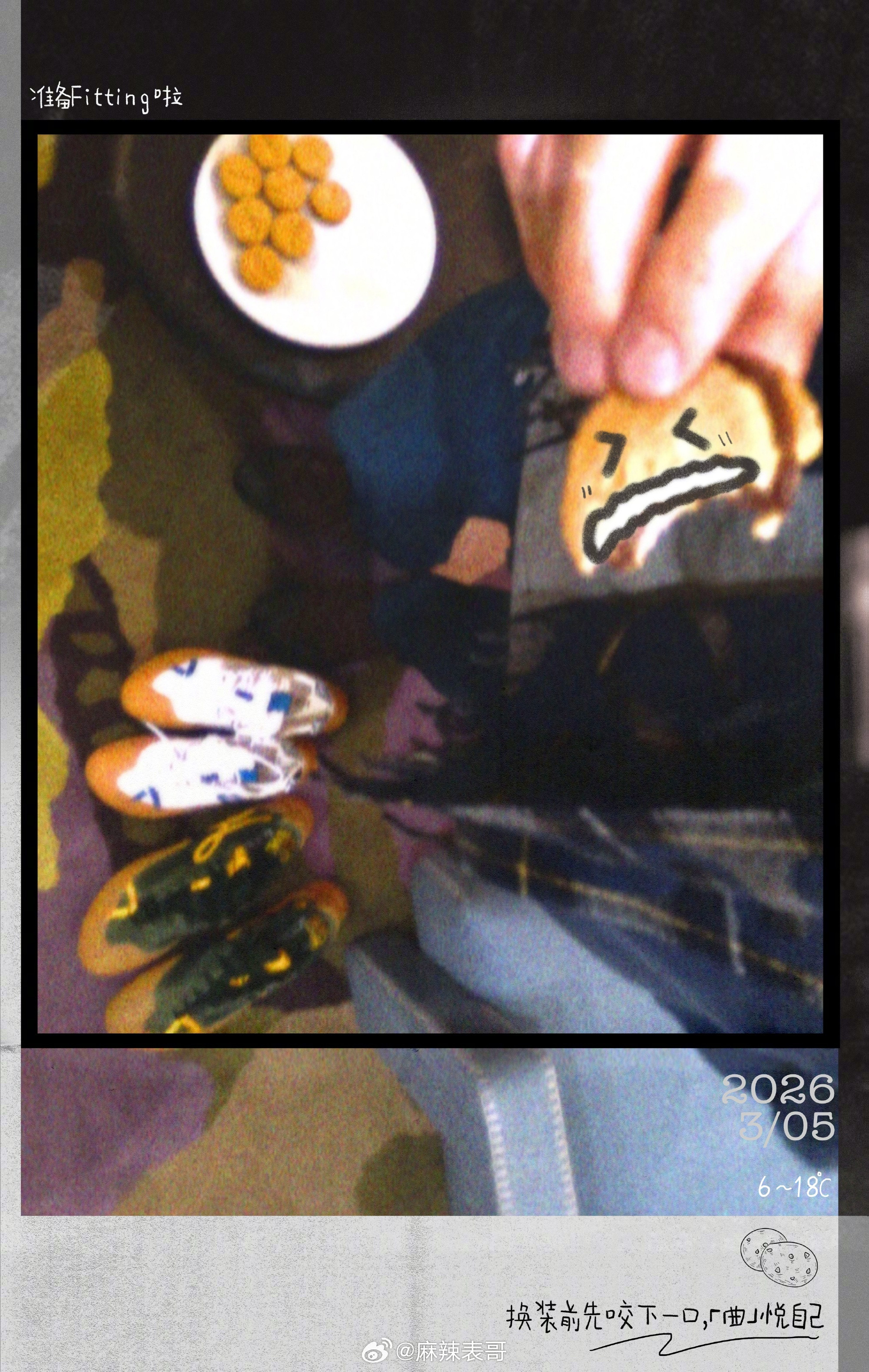 王一博工作室发了王一博行程，配图里有两双鞋，一大一小