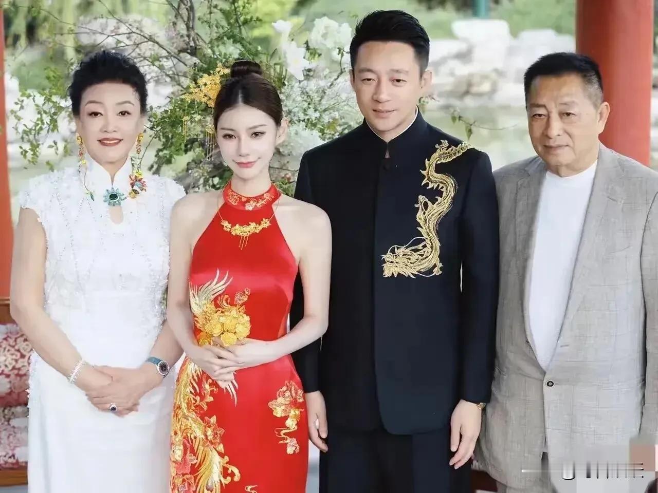 汪小菲生父汪玺也出席婚礼，一家齐齐同框！其实，张兰前夫汪玺一直都不参与他们