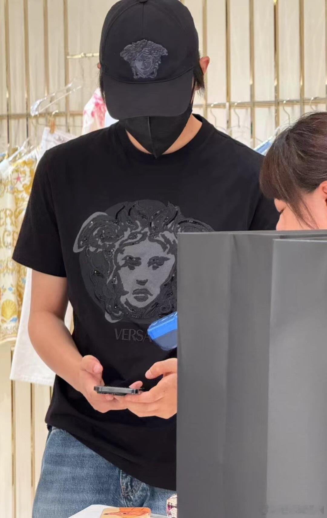 丁禹兮被拍到在成都Versace购物买单，原来代言人真的会买自己代言的商品​​