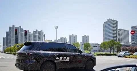 比亚迪：“大哥，还是你厉害！我家腾势第二款才曝光，你这都曝光第三款了！”吉利