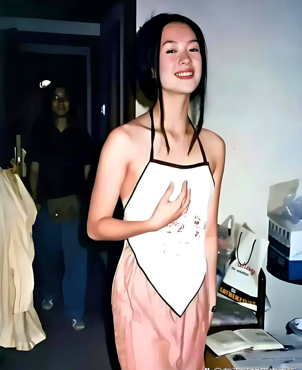 十七岁的章子怡，一张旧照引发热议。肚兜、绸裤，这造型在今天看来，多少有点“考古”