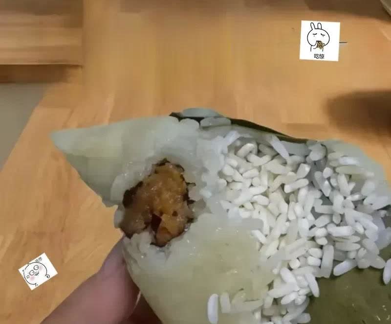 山东，一名女子一直不会包粽子，端午节快到了，于是她就学着包粽子给家里人吃。她照着