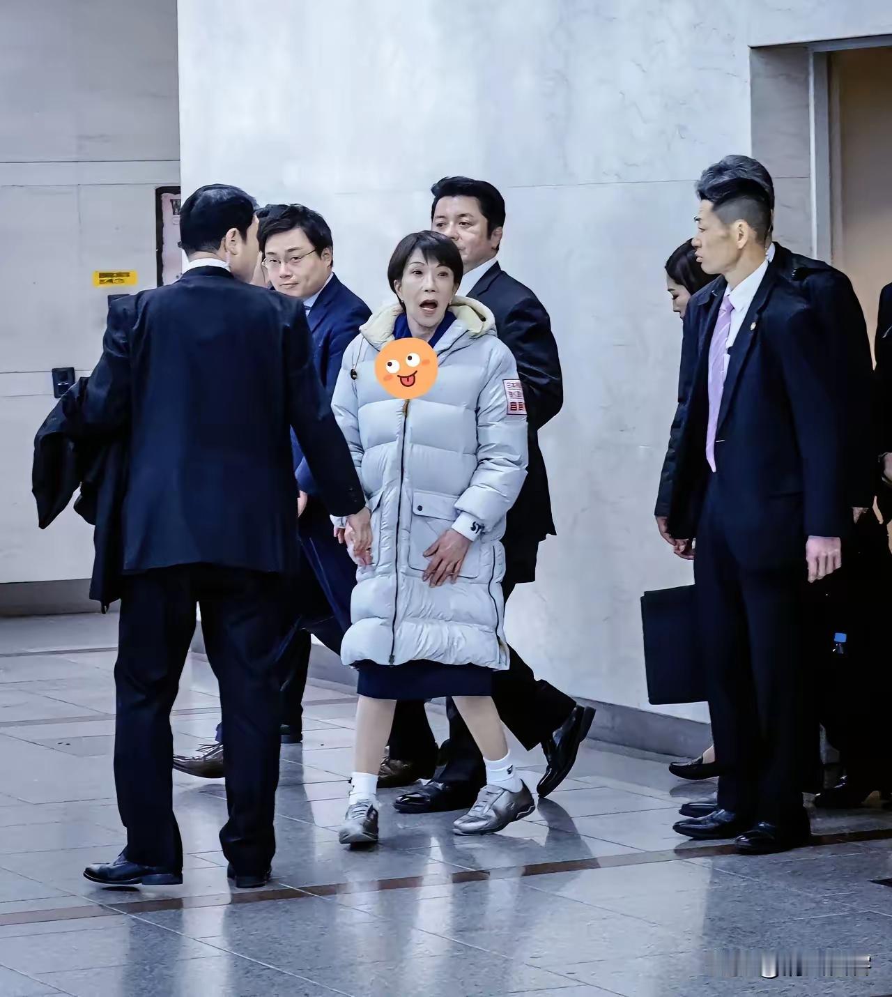 日本这事儿真是让人无语到家了！高市早苗见完英国首相斯塔默后，居然说手臂受伤要缺席