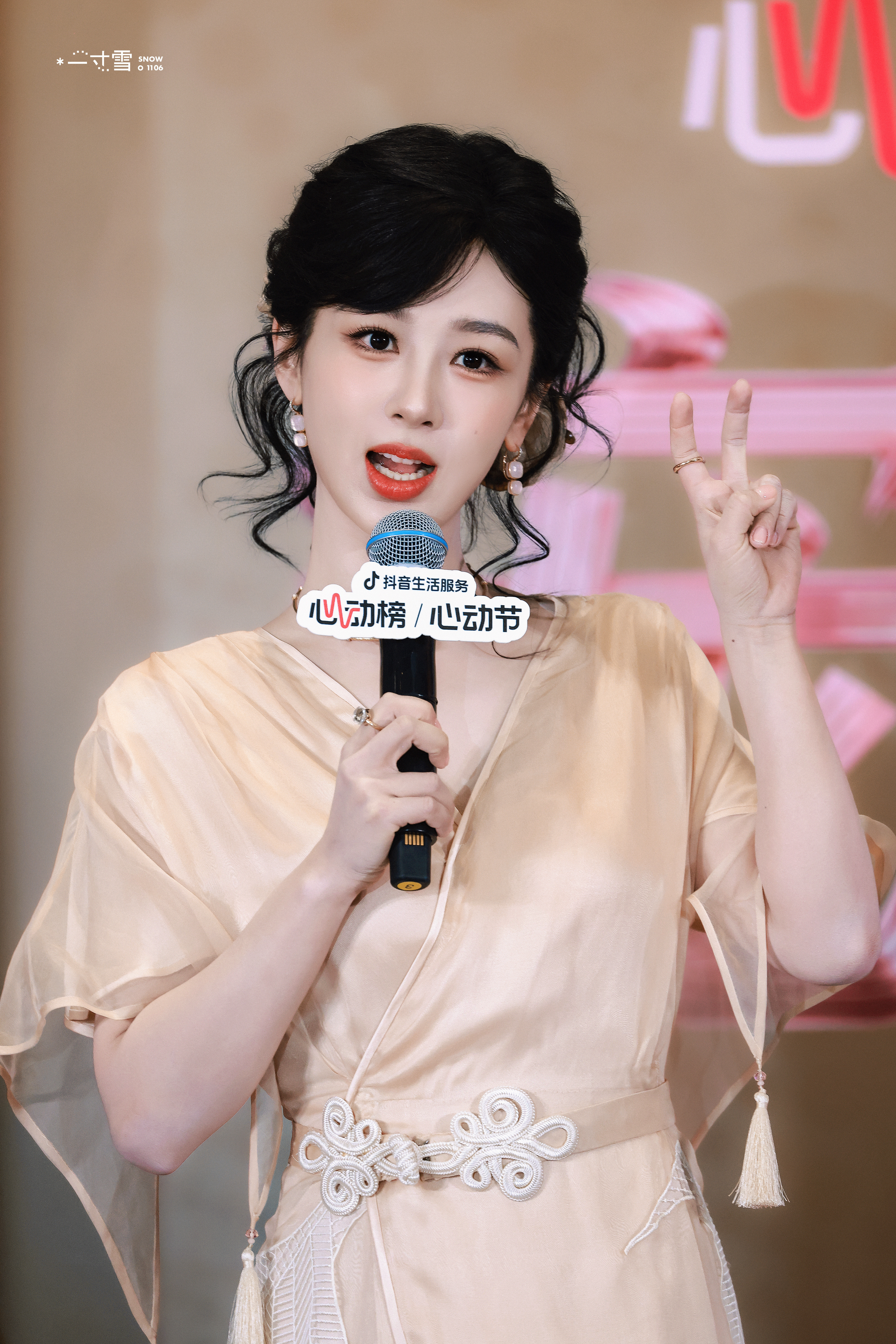 看国色芳华成绩、代表角色、过往履历、奖项提名、作品豆瓣评分、线下直播美貌和26年