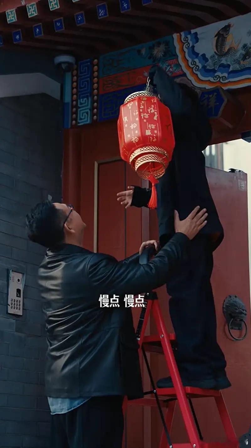 姜武一家住北京四合院豪气，和儿子一起挂灯笼，妻子女儿出镜漂亮！
