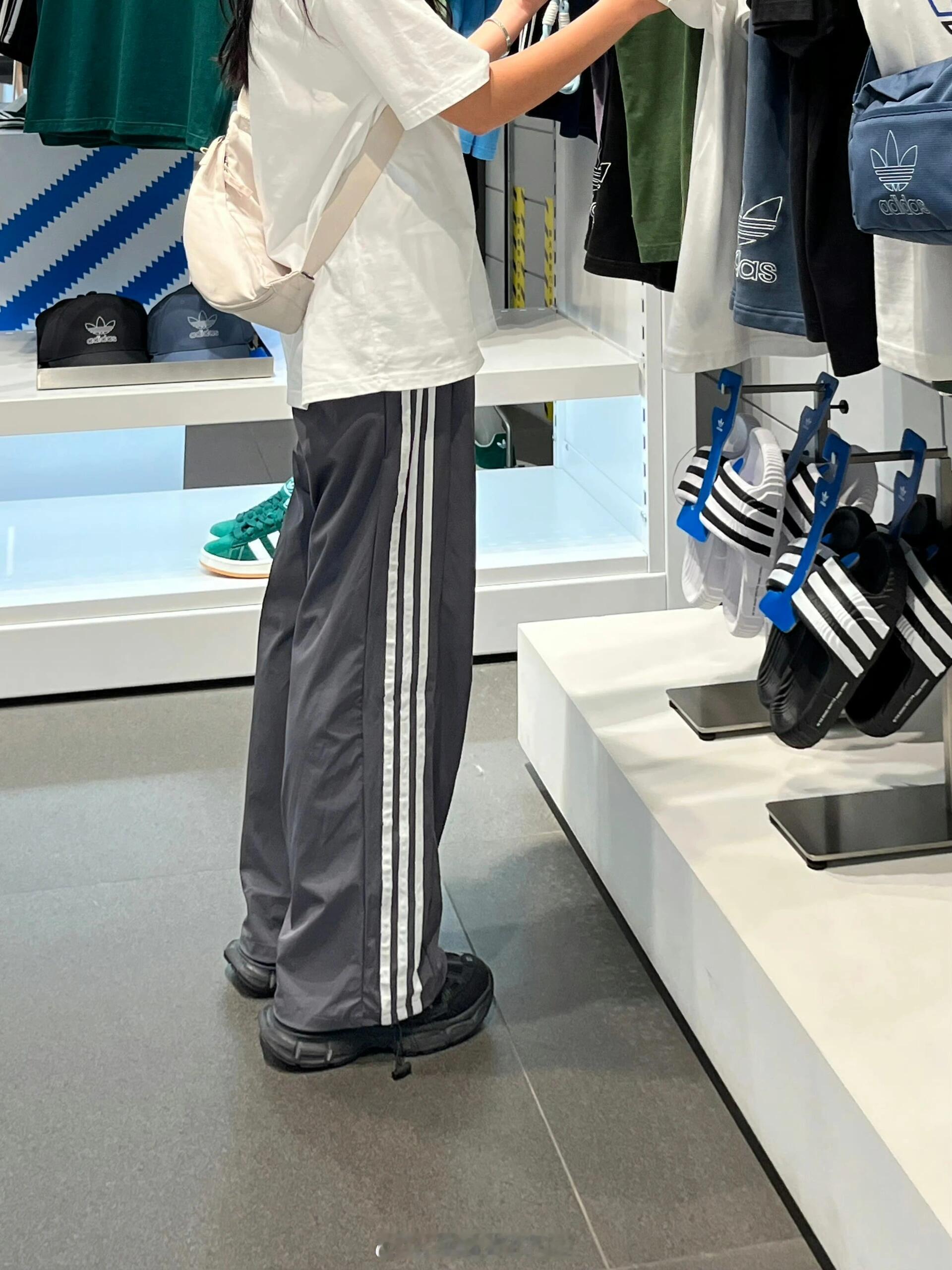 逛阿迪达斯看到的！！！姐妹们这条运动裤怎么形容呢，就是看起来很轻薄舒服的样子很适