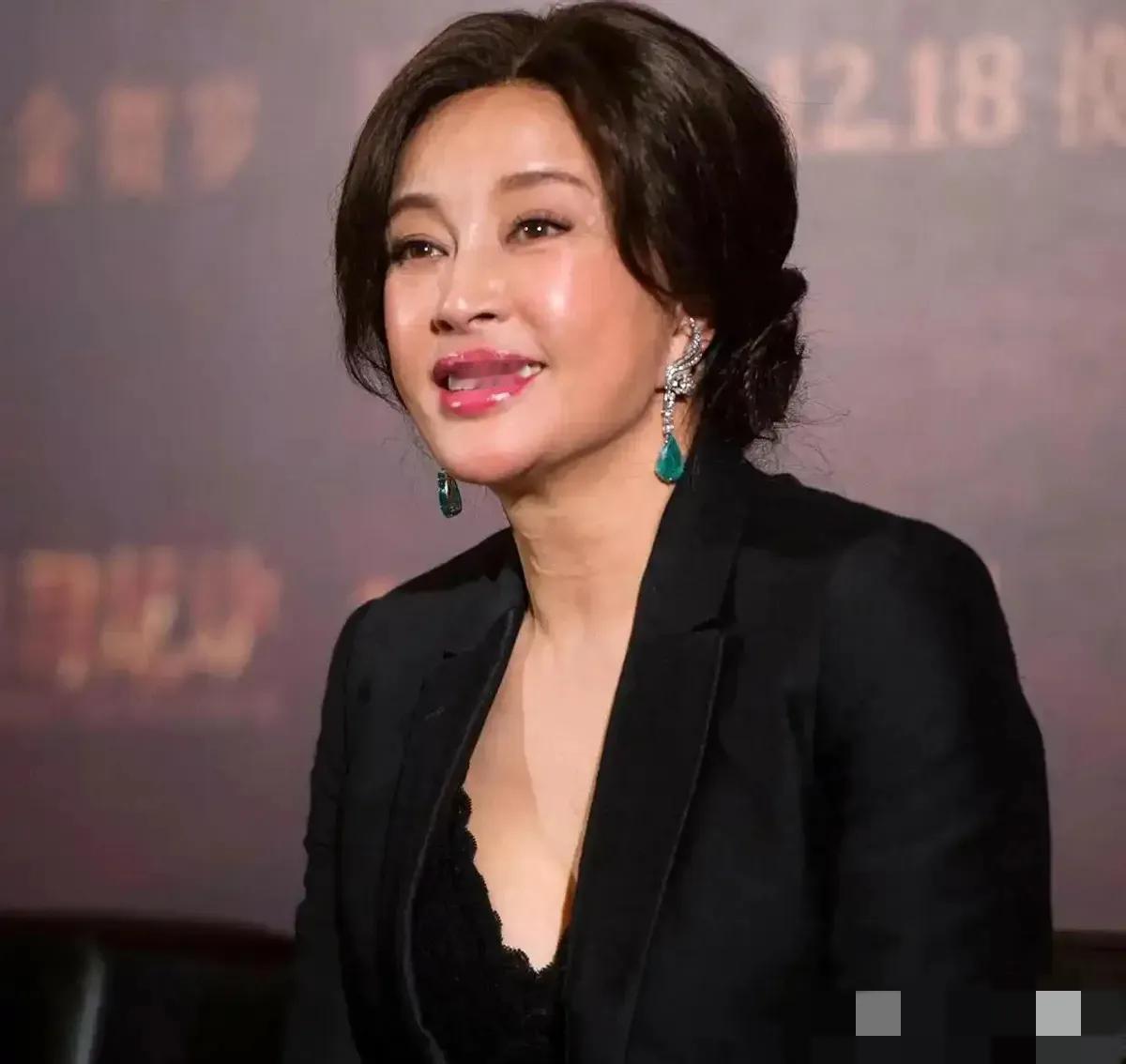 2024年记者采访刘晓庆：“您74岁了，为啥还折腾？”刘晓庆哈哈大笑：你说人们爱