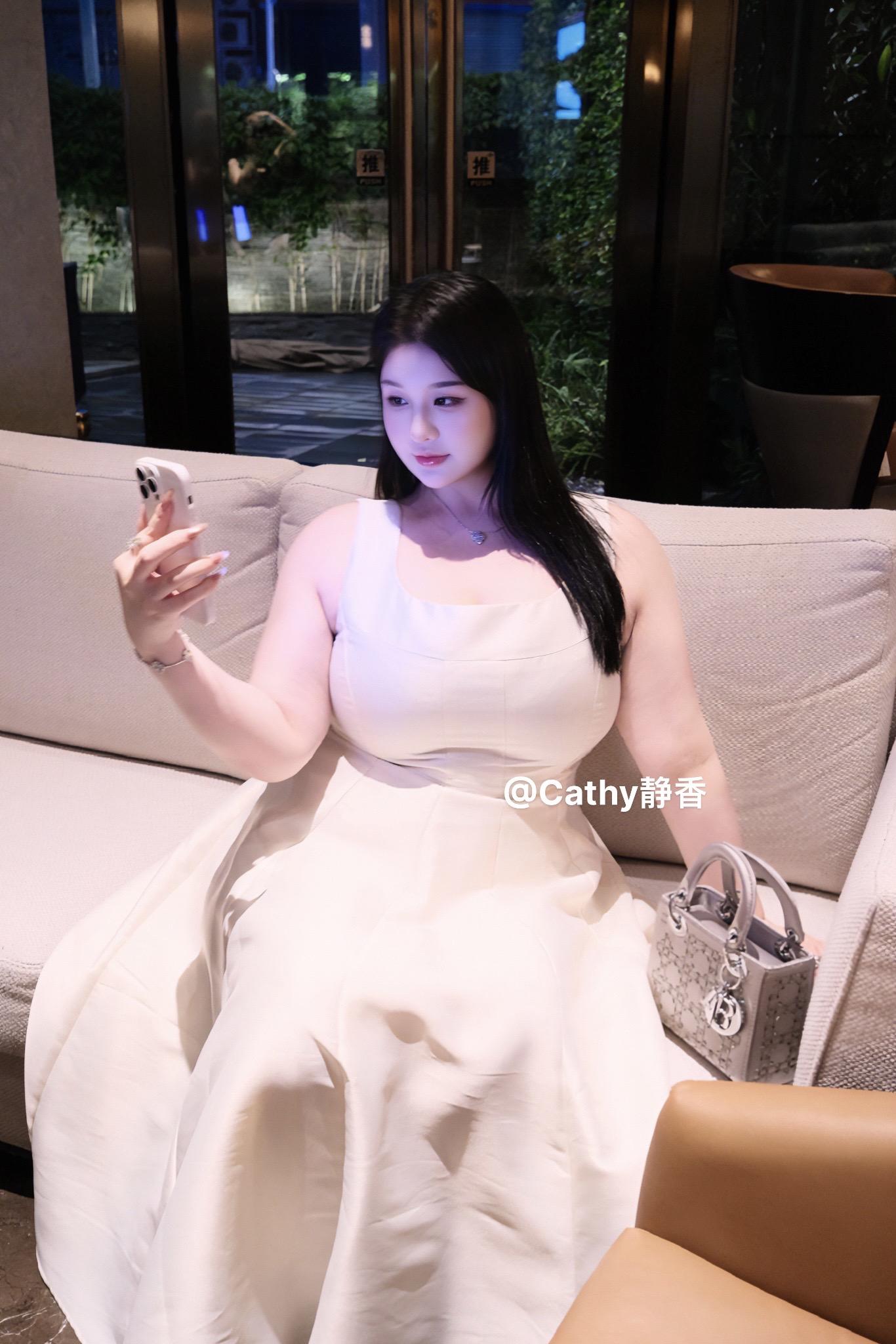 我是一个漂亮主义者 出门要化妆 衣服要搭配 头发要香香的 顺顺的 床单...