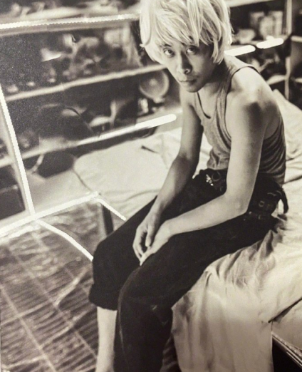 我只能说，张译年轻的时候探索的风格还真是别具一格