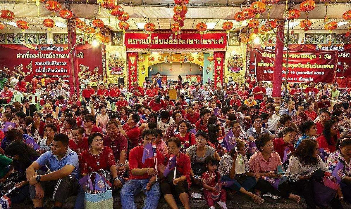 在19世纪的移民潮中，泰国接纳了大量华人移民，他们带来了中国的商业智慧和文化传统