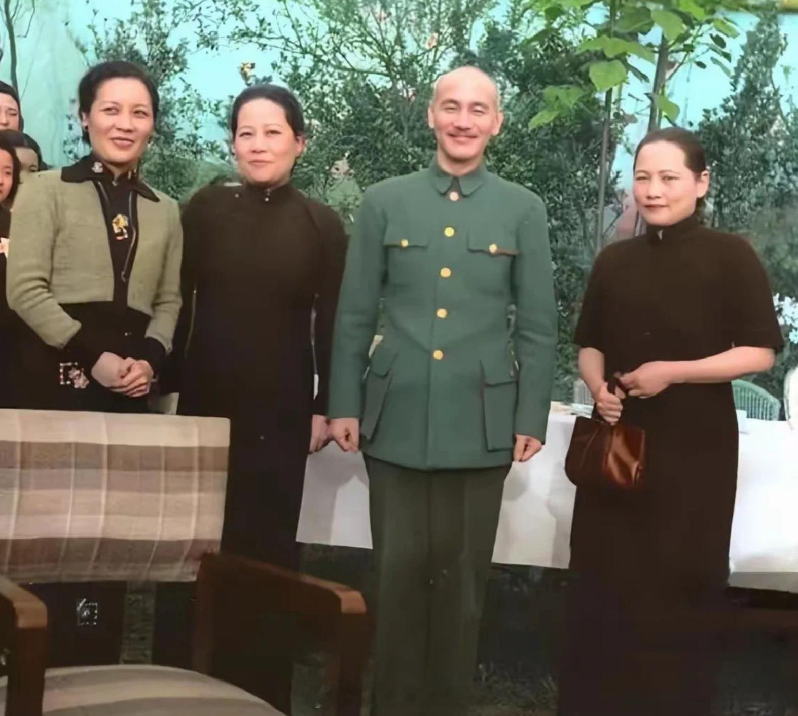 1942年3月3日，重庆，蒋介石与宋氏三姐妹。