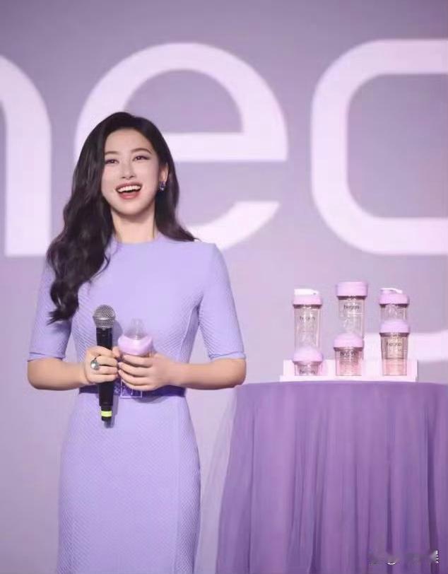 朱珠的老钱风穿的不是一般的优雅高贵啊，最重要的是那股子温婉风。​​​