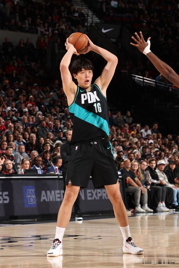 定海神针，杨瀚森仅仅出战2分多钟带领开拓者大胜雄鹿!在今天开拓者与雄鹿的比赛