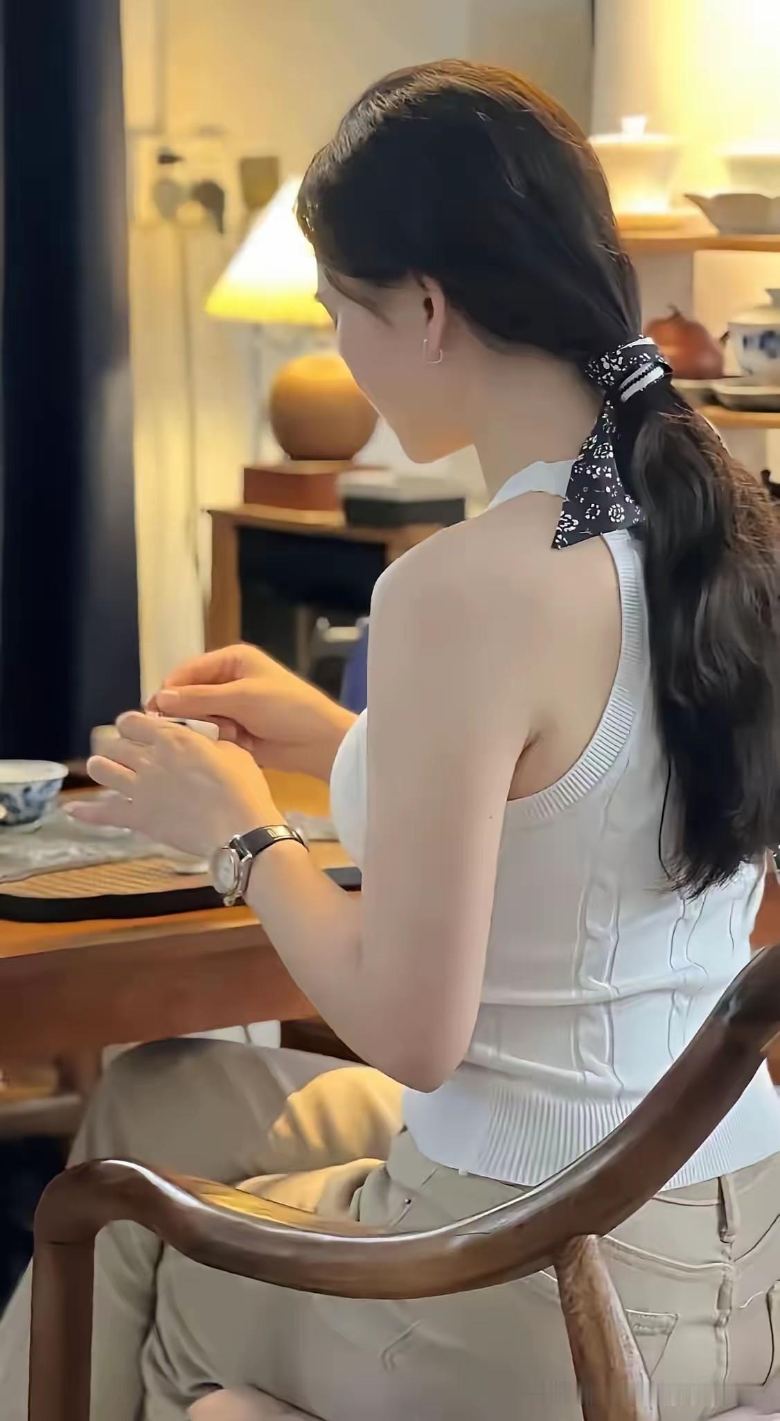 这世上的气质白富美总能让人瞬间沦陷。就说拉达湾，毕业于上海高校，还帮家里打理酒店