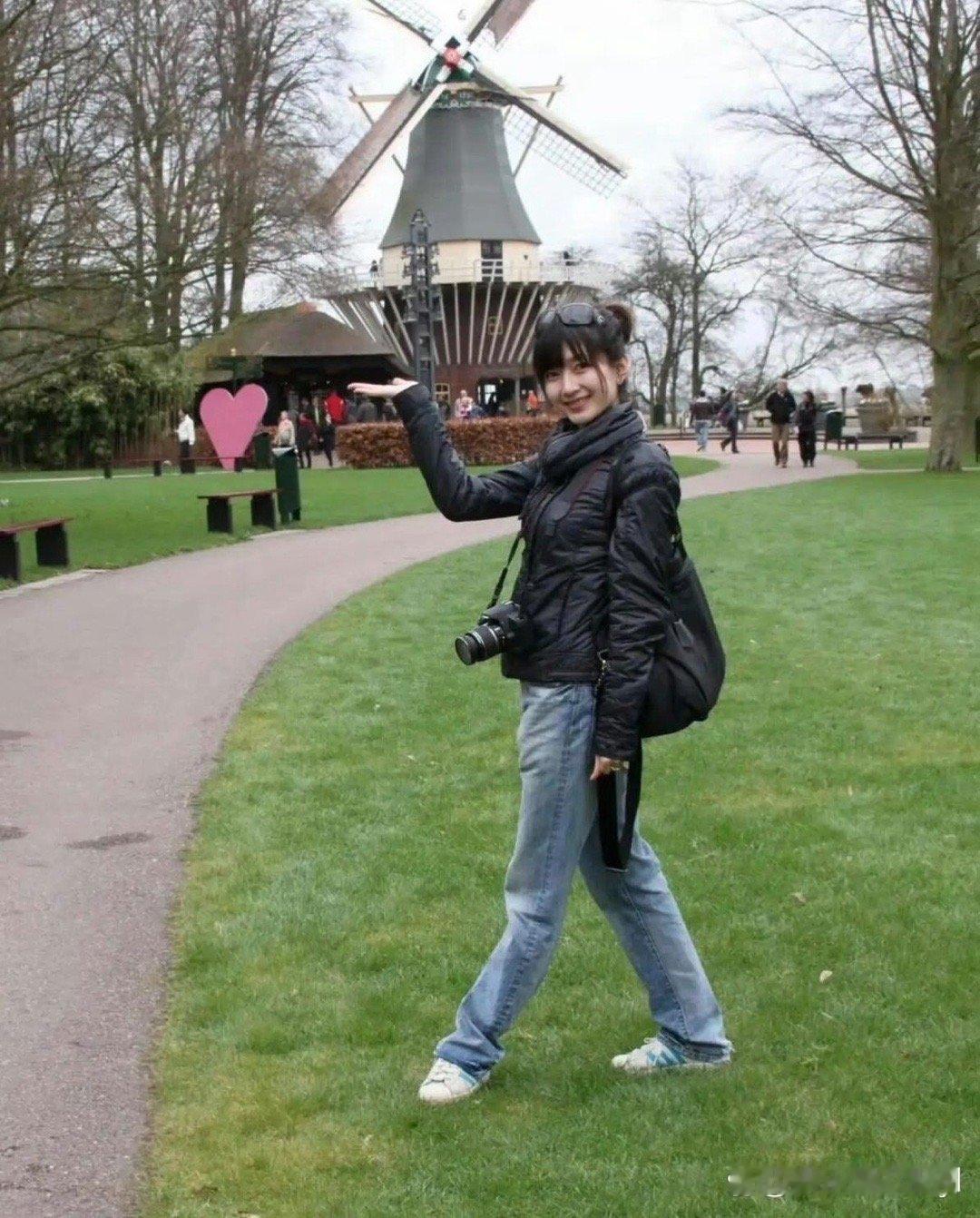 这组旧照是江疏影留学时期拍的，青涩又灵动的模样太戳人了～