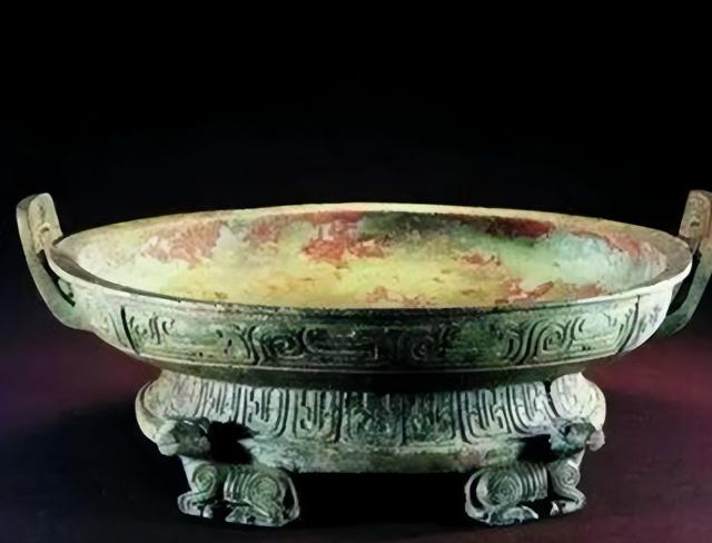 1984年，浙江两兄弟扫墓时，发现父亲墓前有一个脸盆，说来也怪，这个脸盆中央盘着