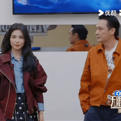 刘涛扑进吴镇宇怀里了无限超越班刘涛扑过去靠肩的那一刻，吴镇宇的眼神和微表情全是