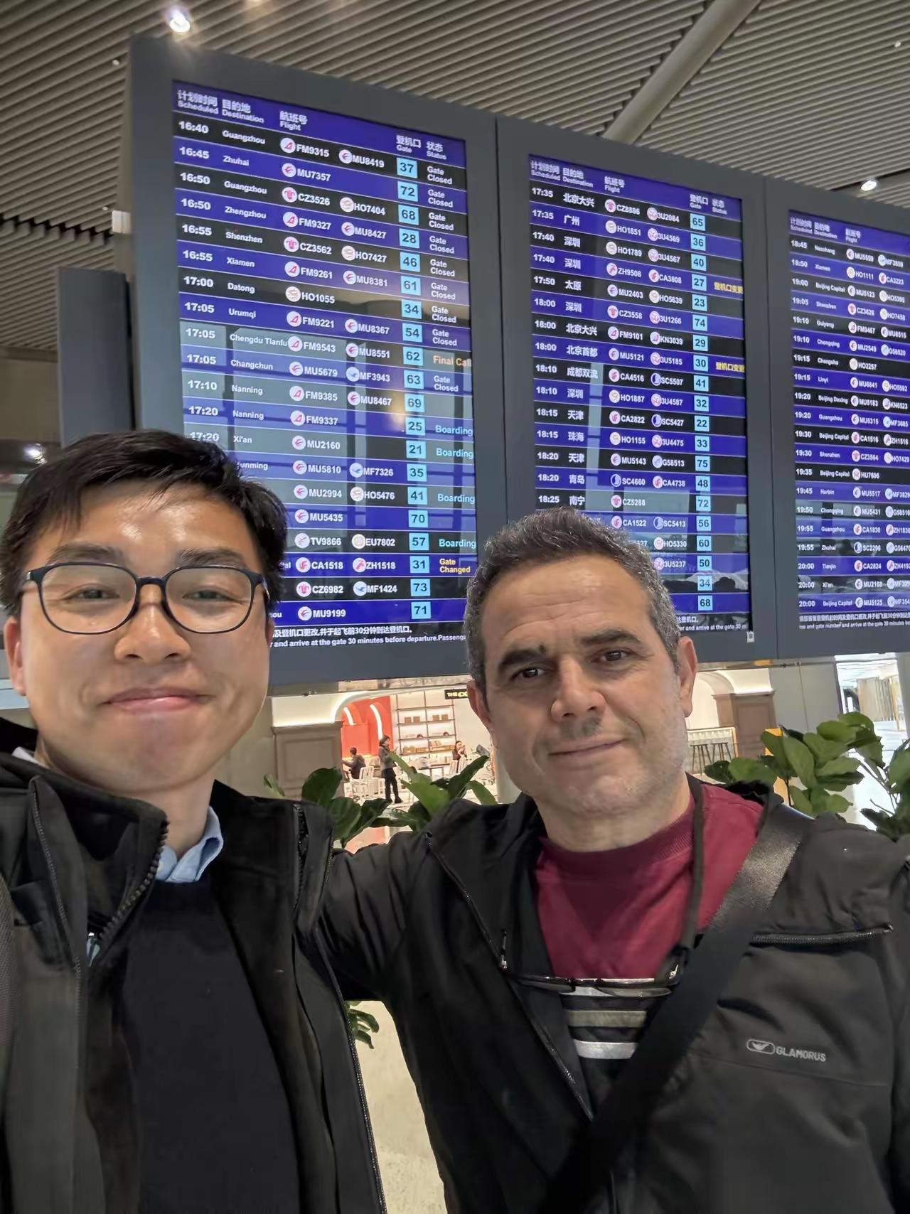 虹桥机场候机的时候偶遇一位伊朗人，他是一位商人，美以伊战争发生前两天刚到的中国，