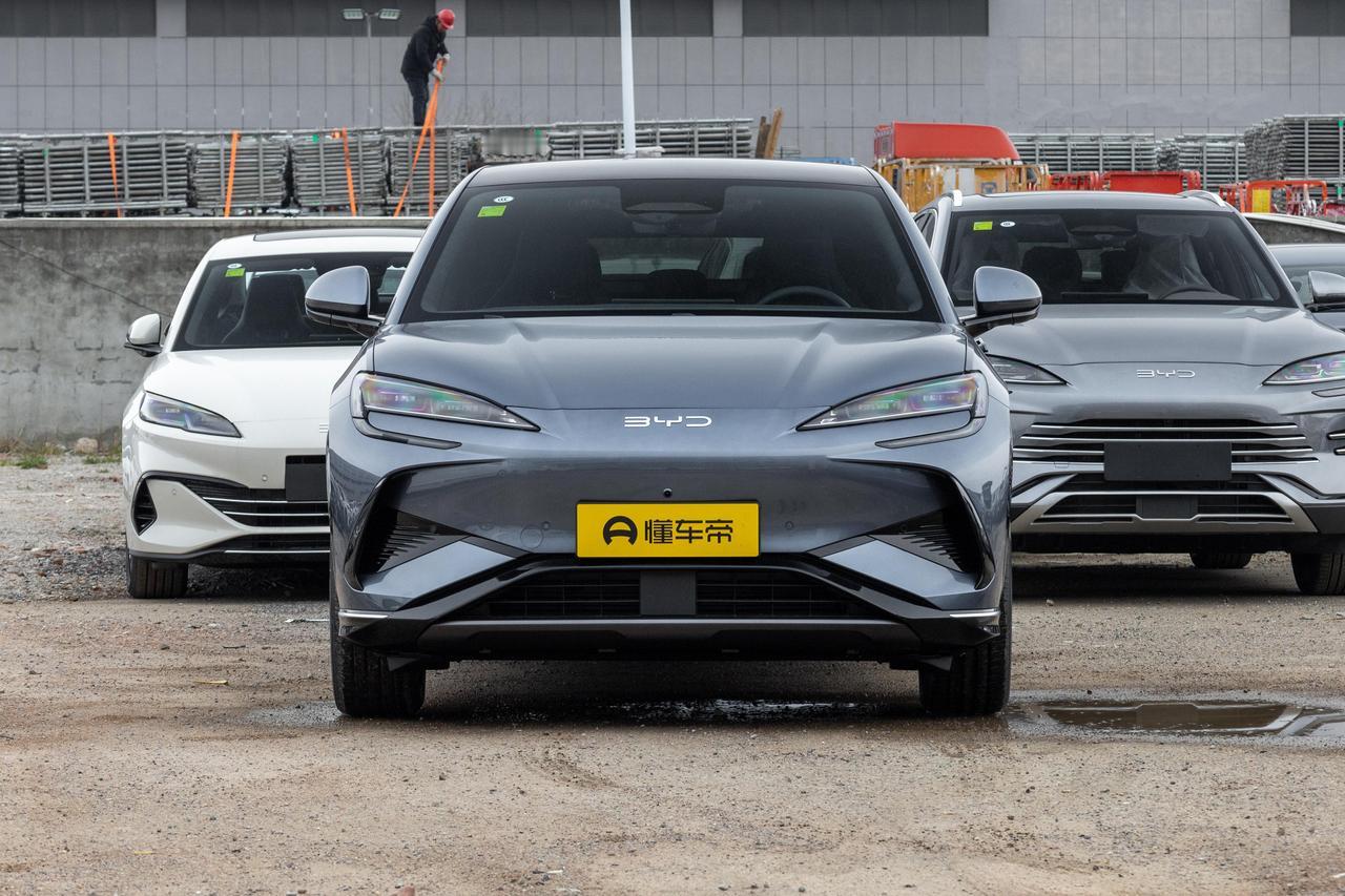 第一眼看比亚迪海狮07EV感觉这是款“家用流线派”。线条流畅柔和，风阻低，看着